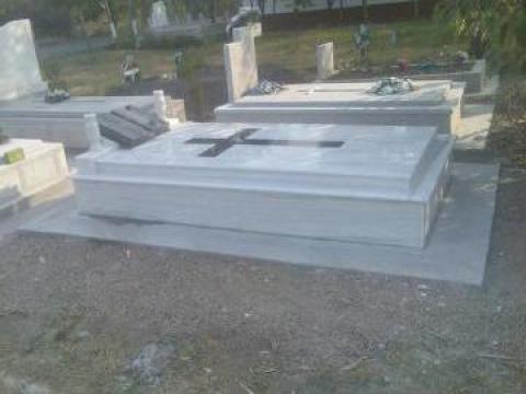 Monumente funerare mormant alb cu negru de la Sc Prelis Srl