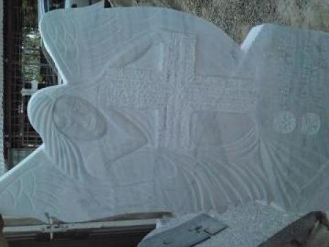 Basorelief sculptat in marmura