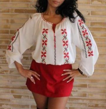 Ie traditionala romanesca de la Dress To Impress Style
