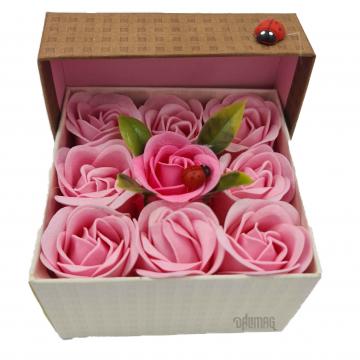 Aranjament floral 9 trandafiri sapun in cutie, roz de la Dali Mag Online Srl