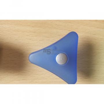 Buton plastic triunghi albastru de la Marco Mobili Srl