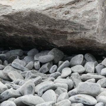 Piatra naturala ornamentala Pebble Granit Rock Star Grey de la Piatraonline Romania