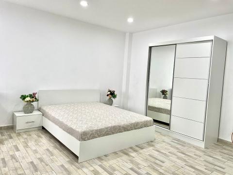 Dormitor Albania alb cu pat matrimonial alb 160 cm x 200 cm de la Wizmag Distribution Srl