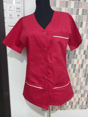 Bluza medicala rosie de la Blue Textile Atelier