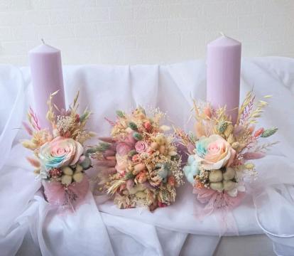 Lumanari nunta + buchet mireasa cu flori naturale de la Flower Power Gift