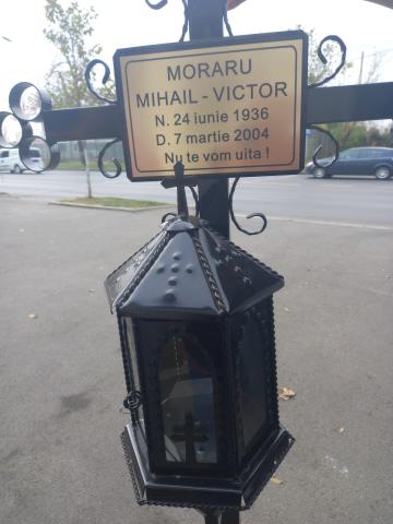 Cruci metalice cu lampadar si placa inscriptionata de la Sim Servicii Funerare Srl