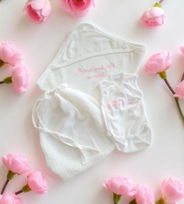 Set prima baita dupa botez cu saculet de muselina roz de la Julies Boutique Srl