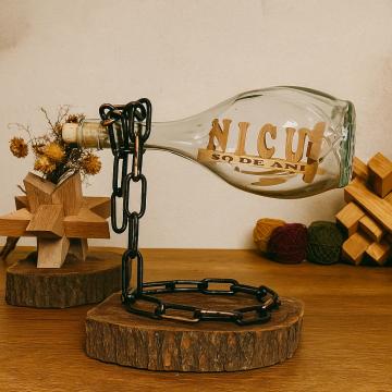 Sticla artizanala personalizata cu nume cu lemn in interior de la Atelier, Nr. 49