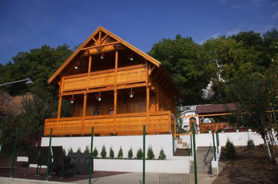 Casa familiala din grinzi de lemn, Mures de la Korondi Arcso Srl