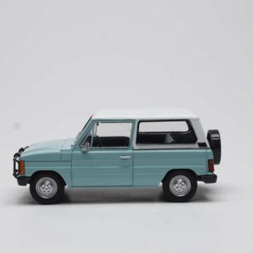 Macheta auto Aro 10.4 1984 scara 1:43 alb cu bleu DeAgostini