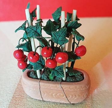 Miniatura papusi Jardiniera cu rosii cherry
