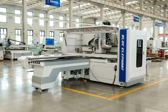 Masina CNC de gaurire pe sase laturi cu ATC si capete de la GW Laser Technology Srl