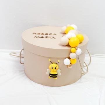 Cutie rotunda trusou personalizata handmade albinuta de la Milan Handmade Srl