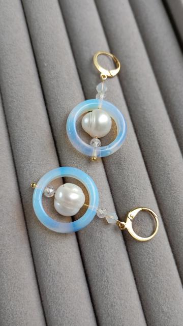 Cercei cu cerc de opal 2 cm, perla de cultura alba 10mm de la Crissy Atelier Srl